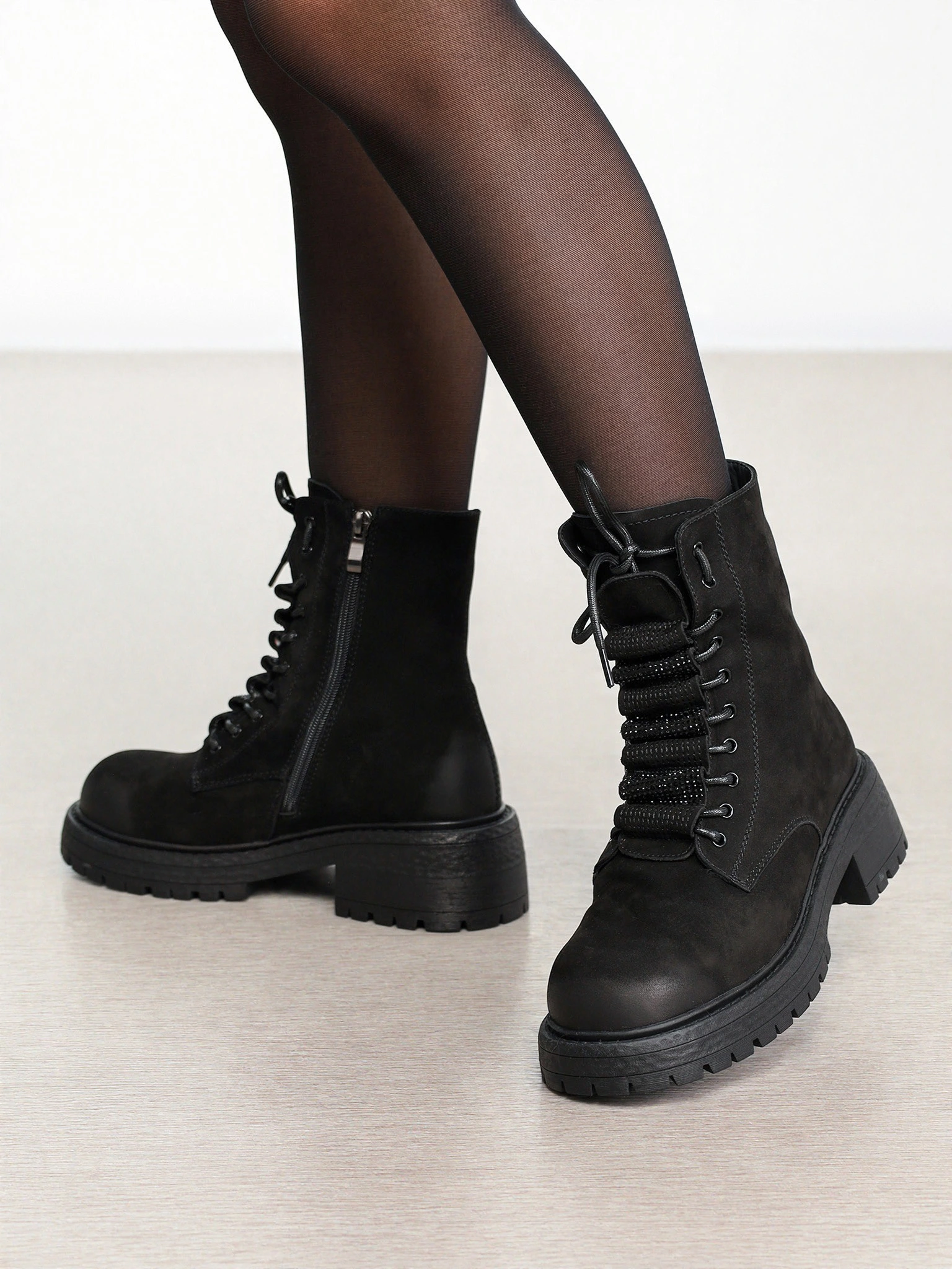 Ботинки-дерби черного цвета со стразами на высоком широком каблуке